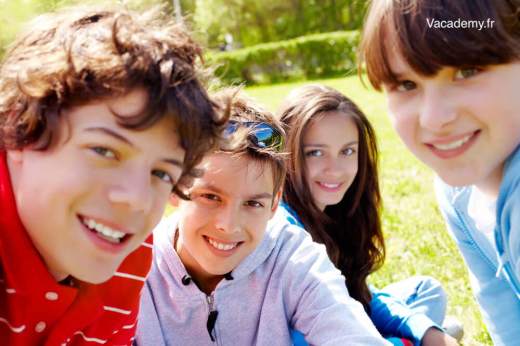 Gros plan de 4 adolescents souriant