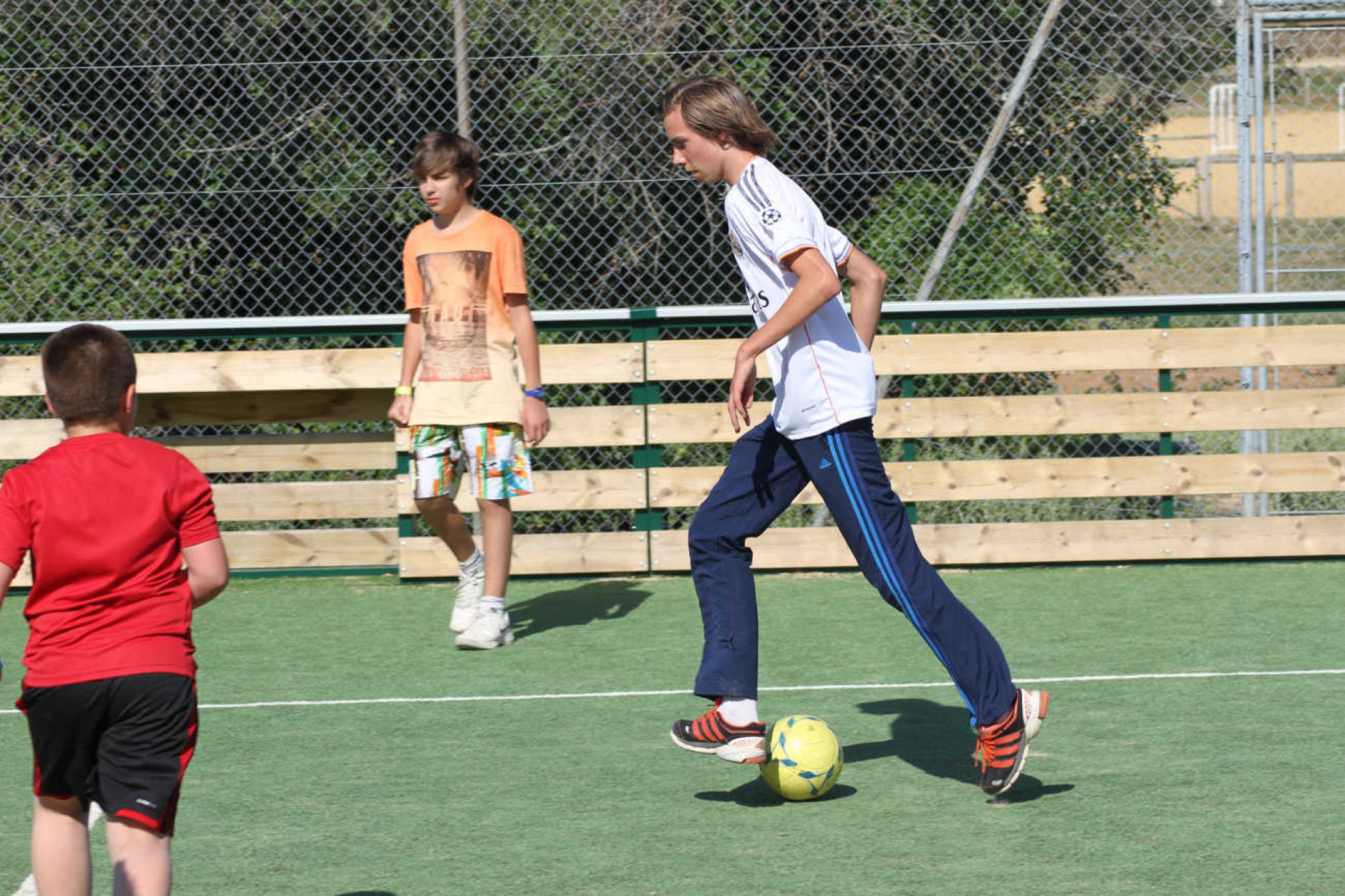 Centre Sportif du Gard : football au city stade Enfants jouant au foot sur le city stade