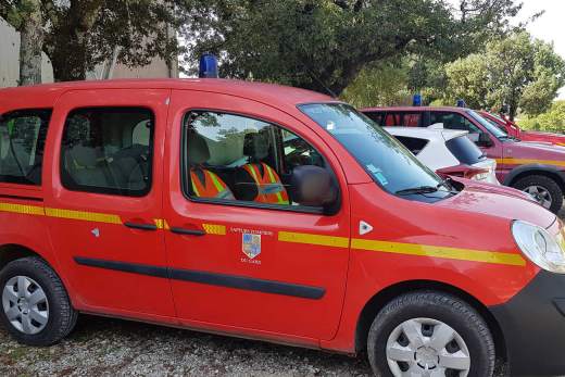 Limage montre une voiture de pompier permettant dillustrer la rubrique contenant les numéros dappels durgence